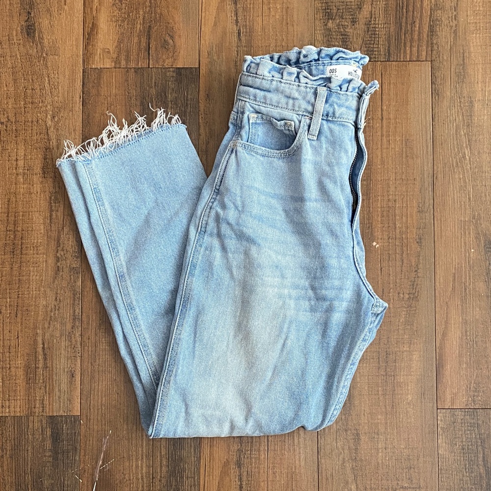 Hollister Light Wash Curvy High-Rise Mom Jeans